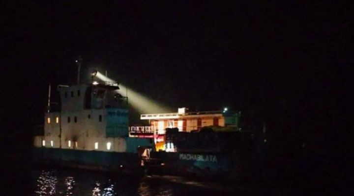 বৈরি আবহাওয়ায় দৌলতদিয়া-পাটুরিয়া নৌরুটে ফেরি চলাচল সাময়িক বন্ধ